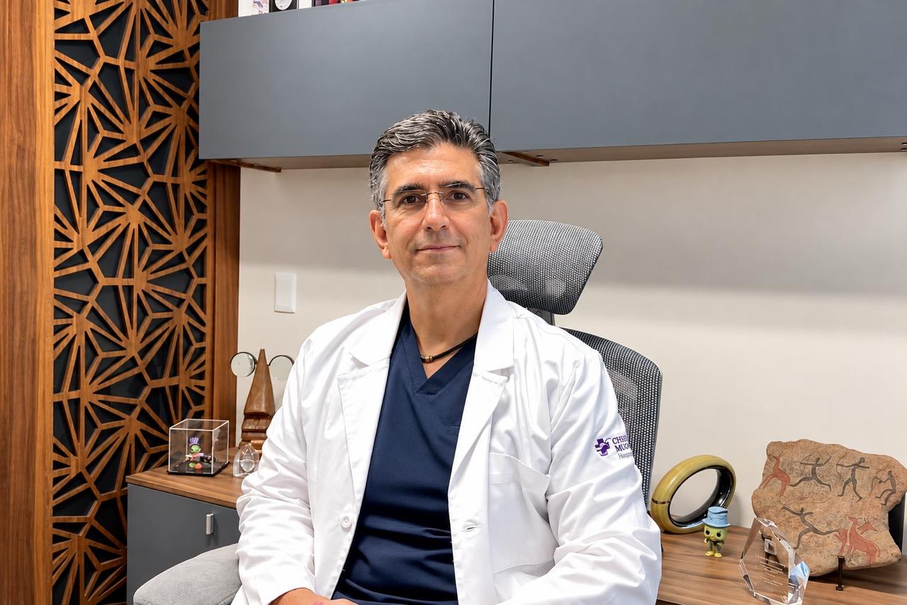 Dr. Alexis Bolio Galvis en consultorio